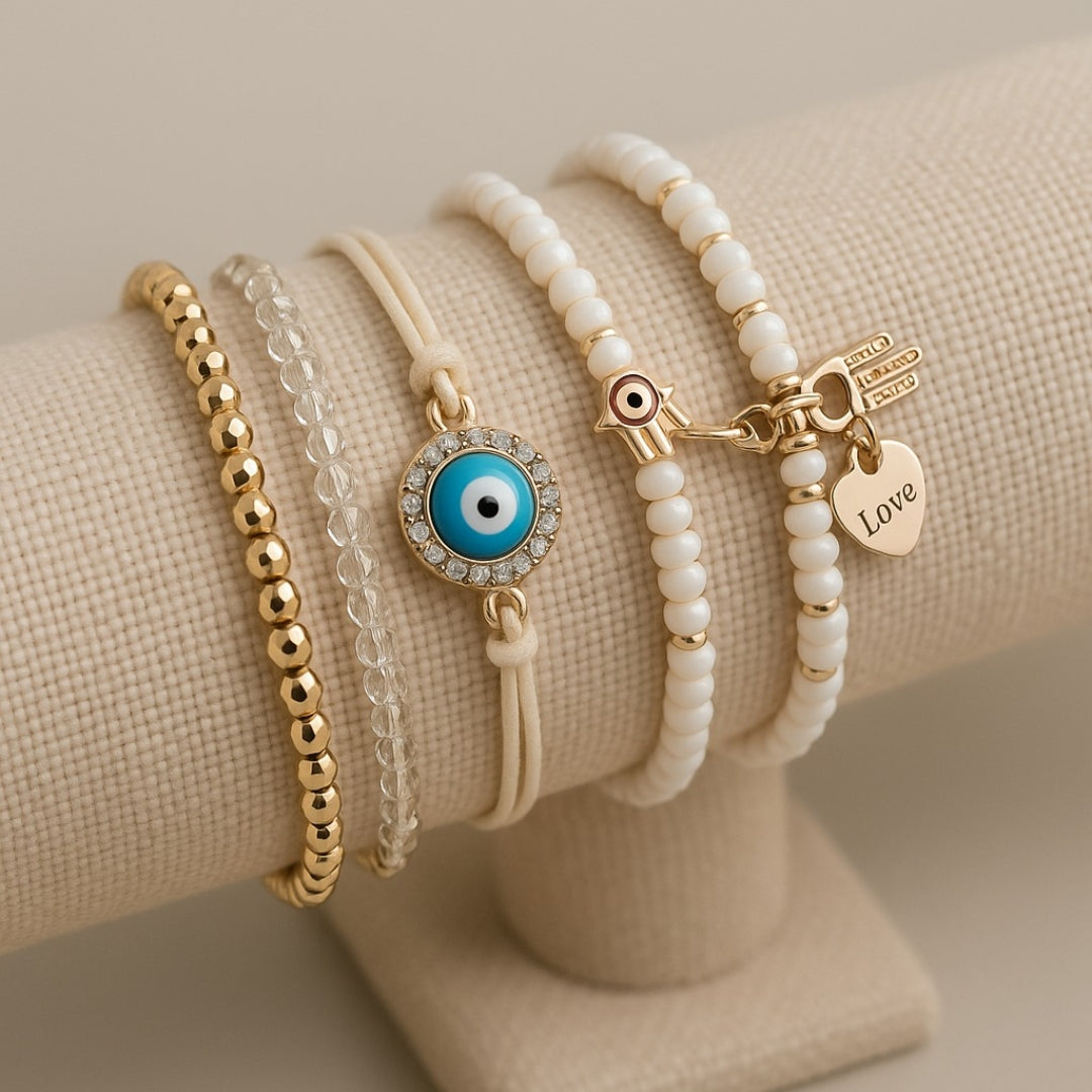 Armbandset med pärlor och dekorativa berlocker i flera färger