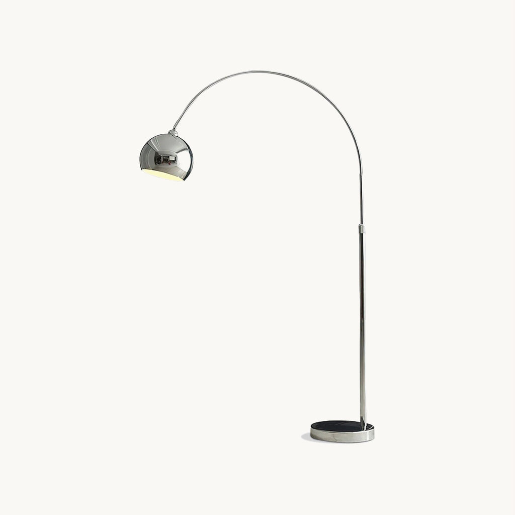 Golvlampa med lång välvd arm, kupolformad skärm och rund fot