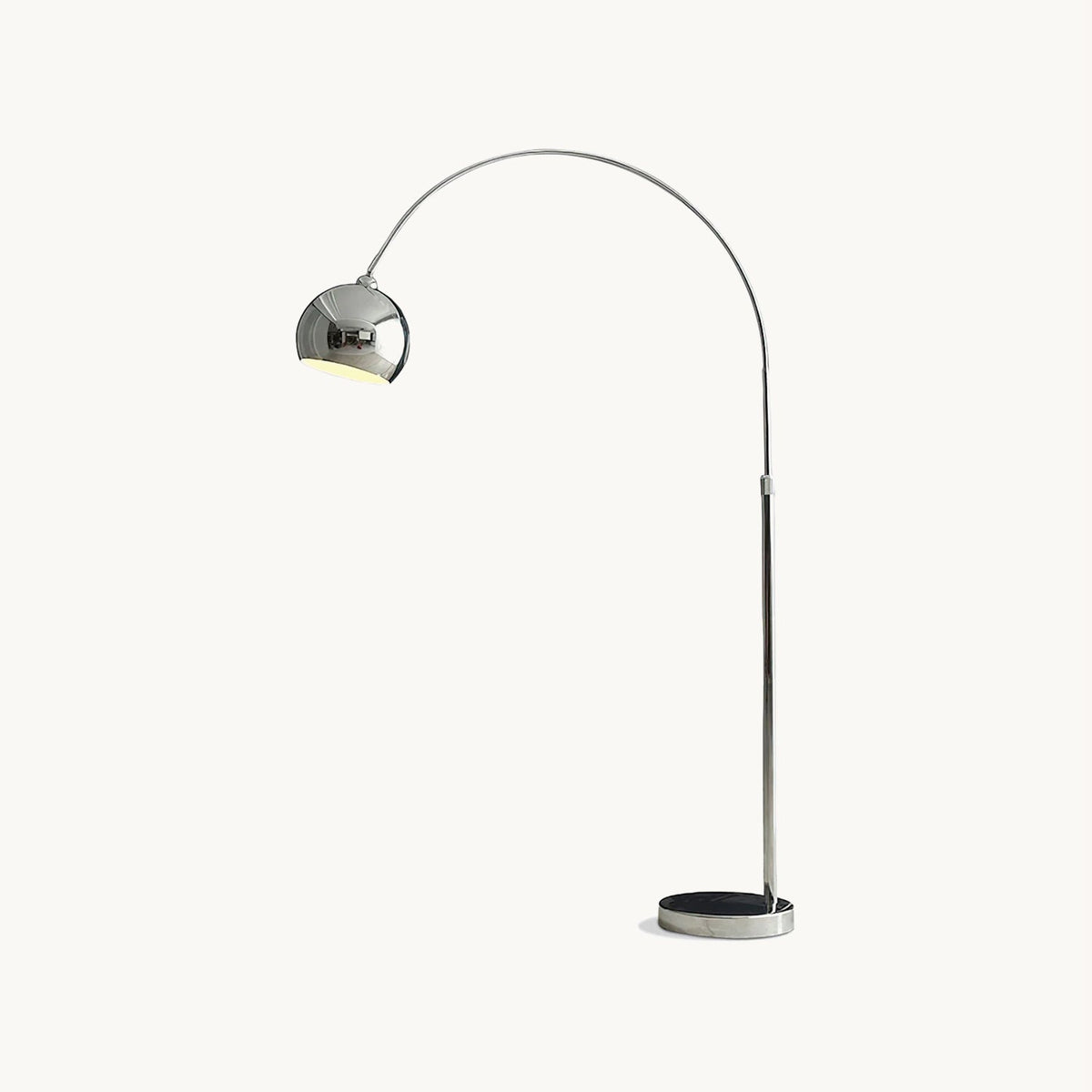 Golvlampa med lång välvd arm, kupolformad skärm och rund fot
