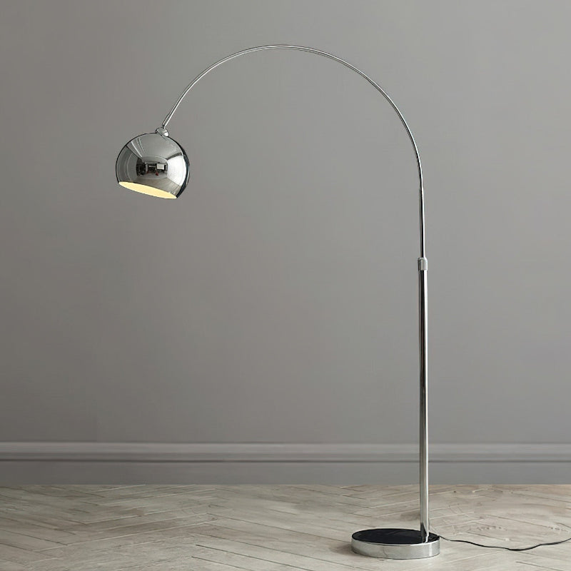 Golvlampa med lång välvd arm, kupolformad skärm och rund fot