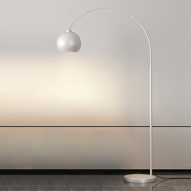 Golvlampa med lång välvd arm, kupolformad skärm och rund fot
