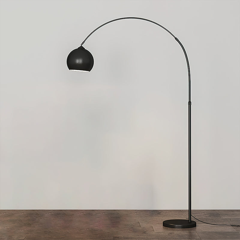Golvlampa med lång välvd arm, kupolformad skärm och rund fot