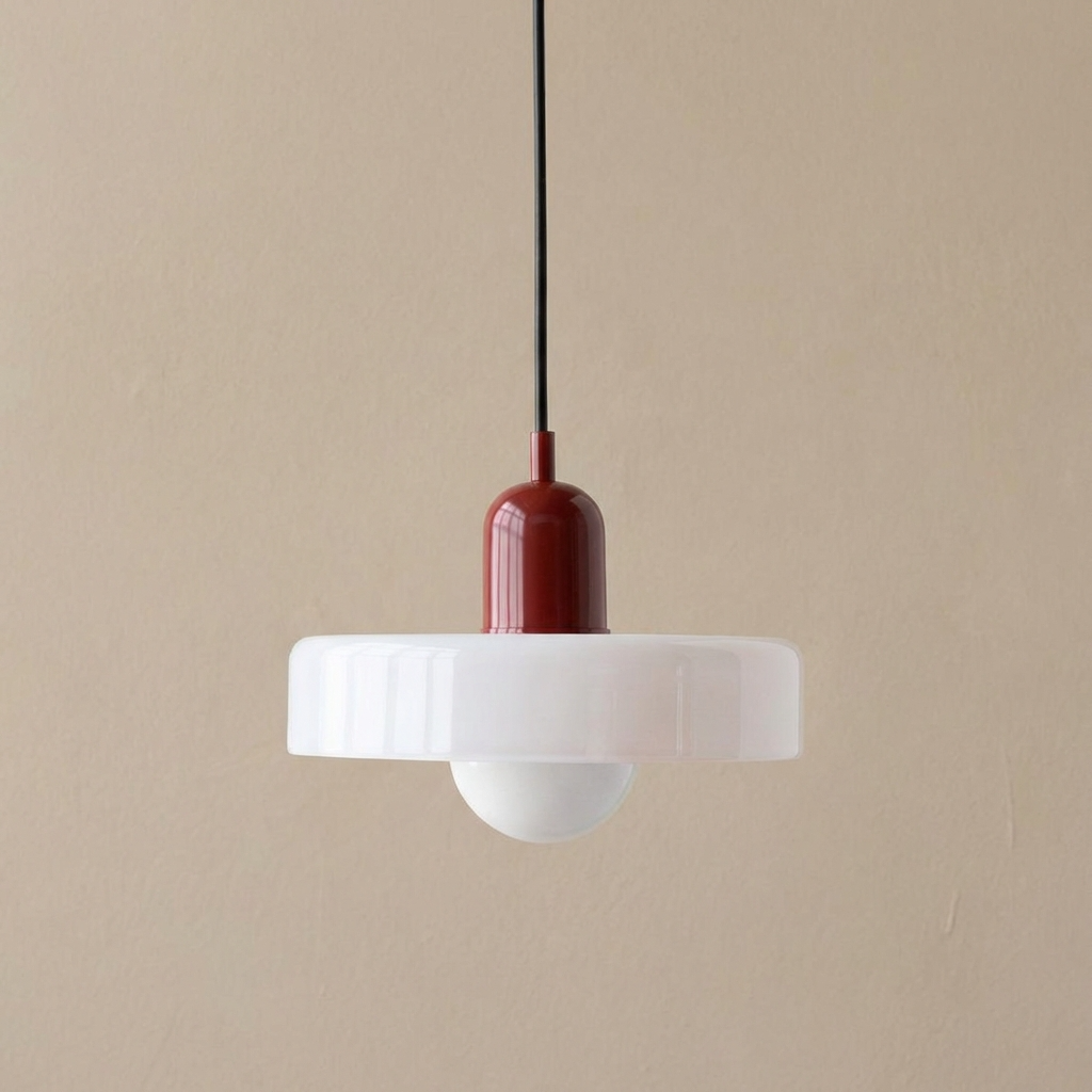 Rund pendellampa med slät skärm, svart lampsockel och lång sladd