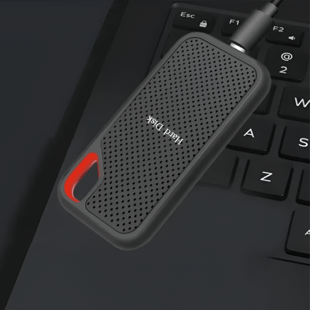 Svart bärbar extern SSD-hårddisk med rött grepp och USB-kabel