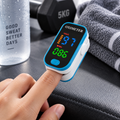 Kompakt pulsoximeter placerad på ett finger med digital färgdisplay