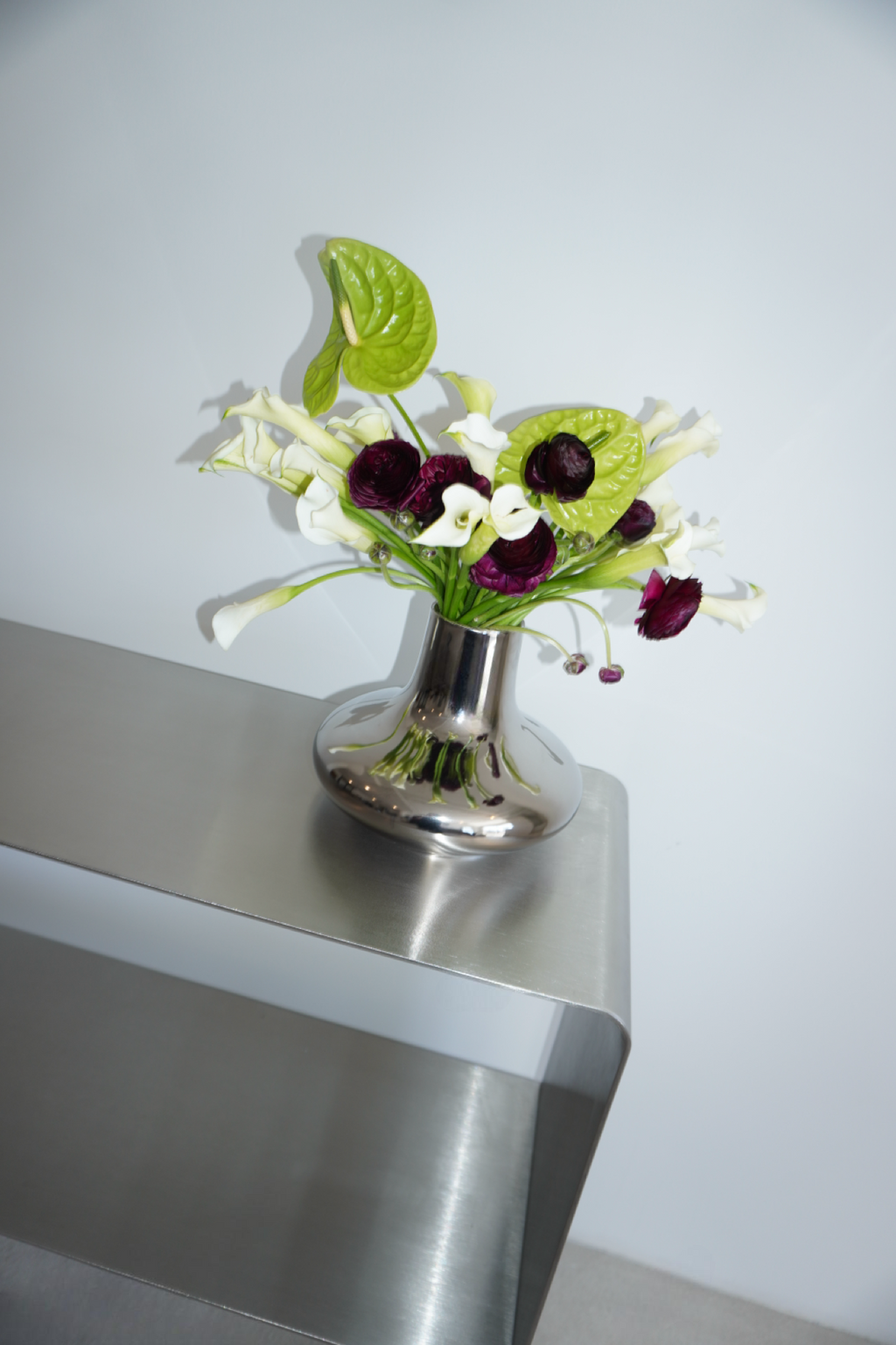 Rund vas med blank silverfärgad finish för blommor