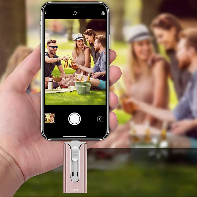 Kompakt 4-i-1-USB-minne med flera anslutningar och separat svart skydd