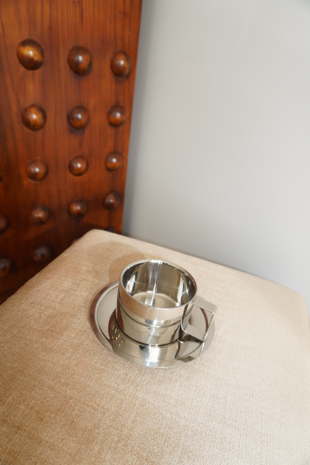 Kopp med fyrkantigt handtag och matchande fat i blank silverfinish