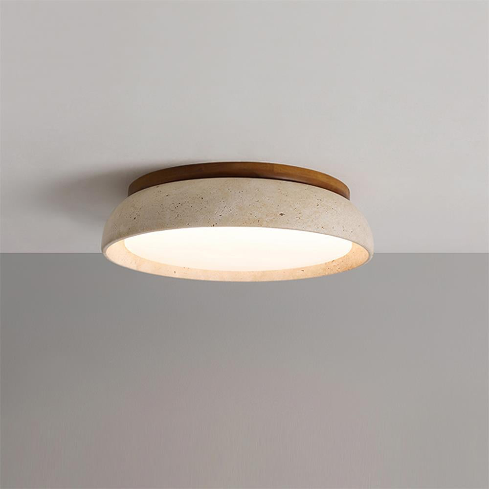 Rund platt taklampa i beige travertinlook med brun träeffektring