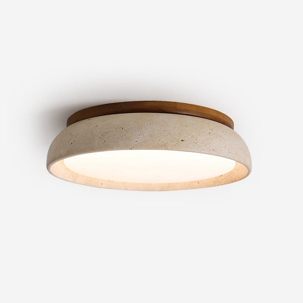 Rund platt taklampa i beige travertinlook med brun träeffektring