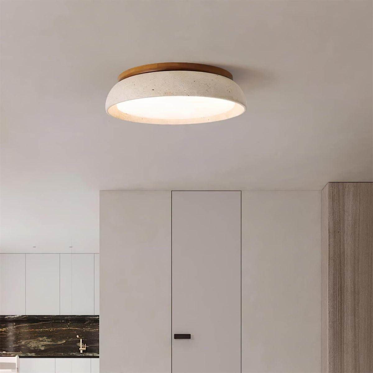 Rund platt taklampa i beige travertinlook med brun träeffektring