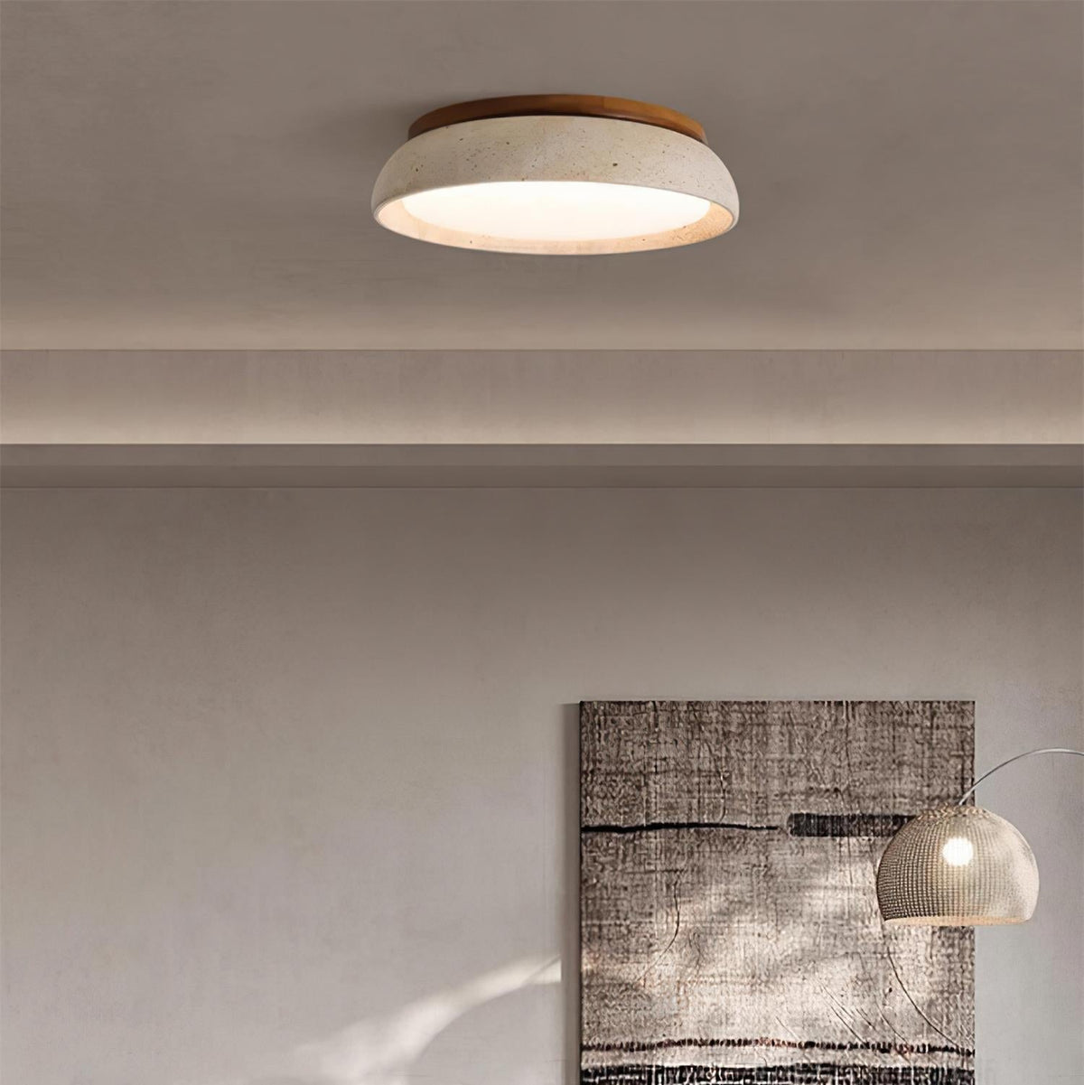 Rund platt taklampa i beige travertinlook med brun träeffektring