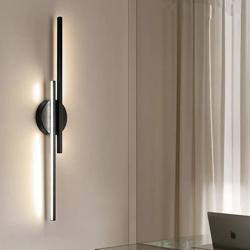 Vägglampa med rund väggplatta och vertikala metallstavar