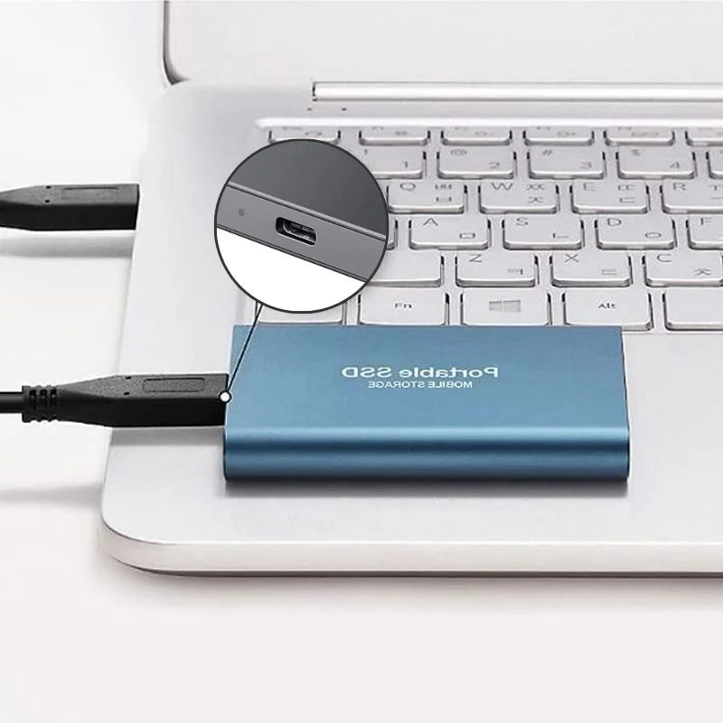 Portabel extern SSD-enhet med kabel ansluten till en laptop