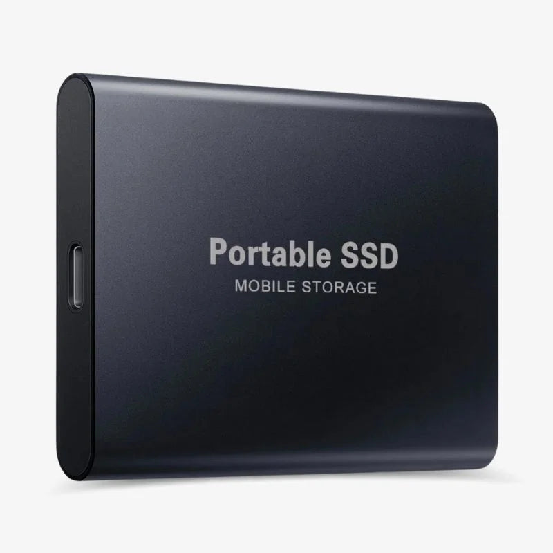 Portabel extern SSD-enhet med kabel ansluten till en laptop