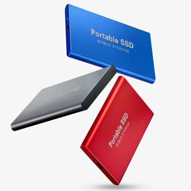 Portabel extern SSD-enhet med kabel ansluten till en laptop