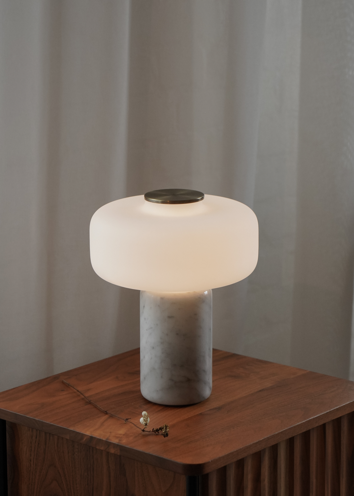 Vit bordslampa med rundad skärm, marmorerad fot och guldfärgad detalj