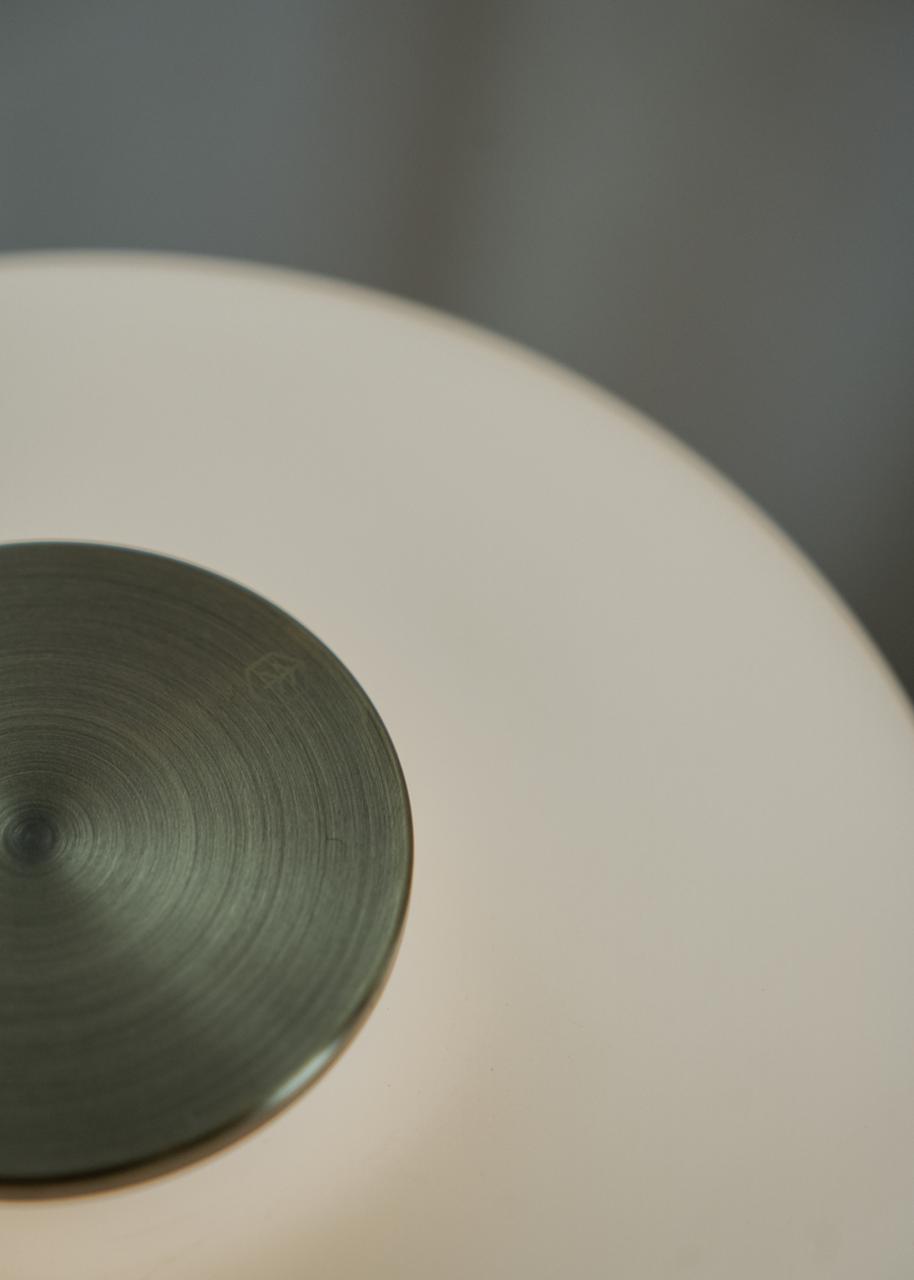 Vit bordslampa med rundad skärm, marmorerad fot och guldfärgad detalj