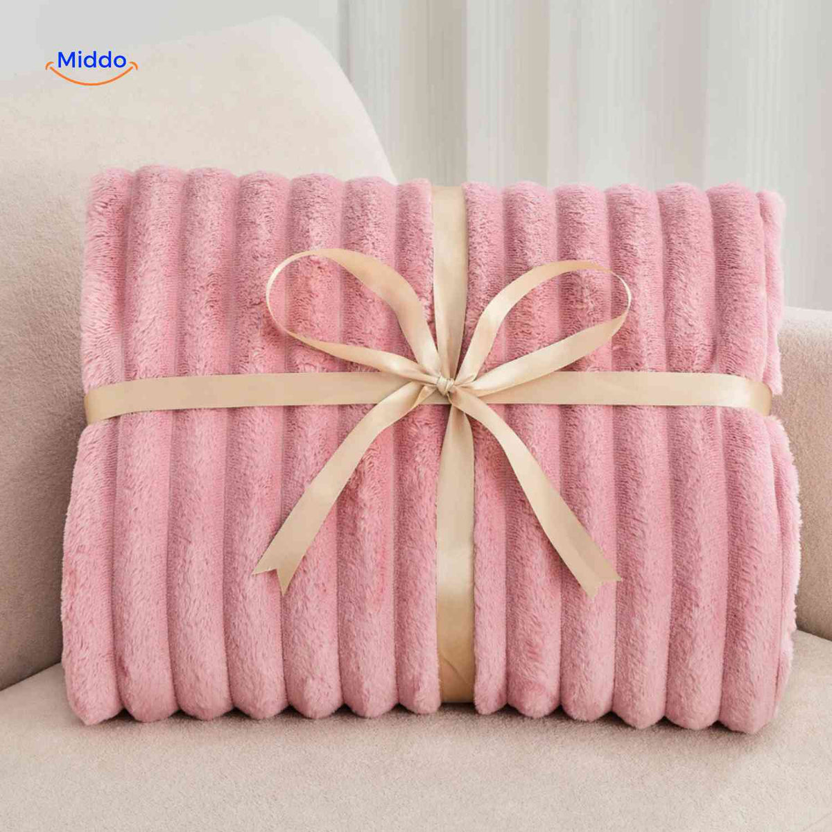 Mjuk pläd med breda ribbor och fluffig yta