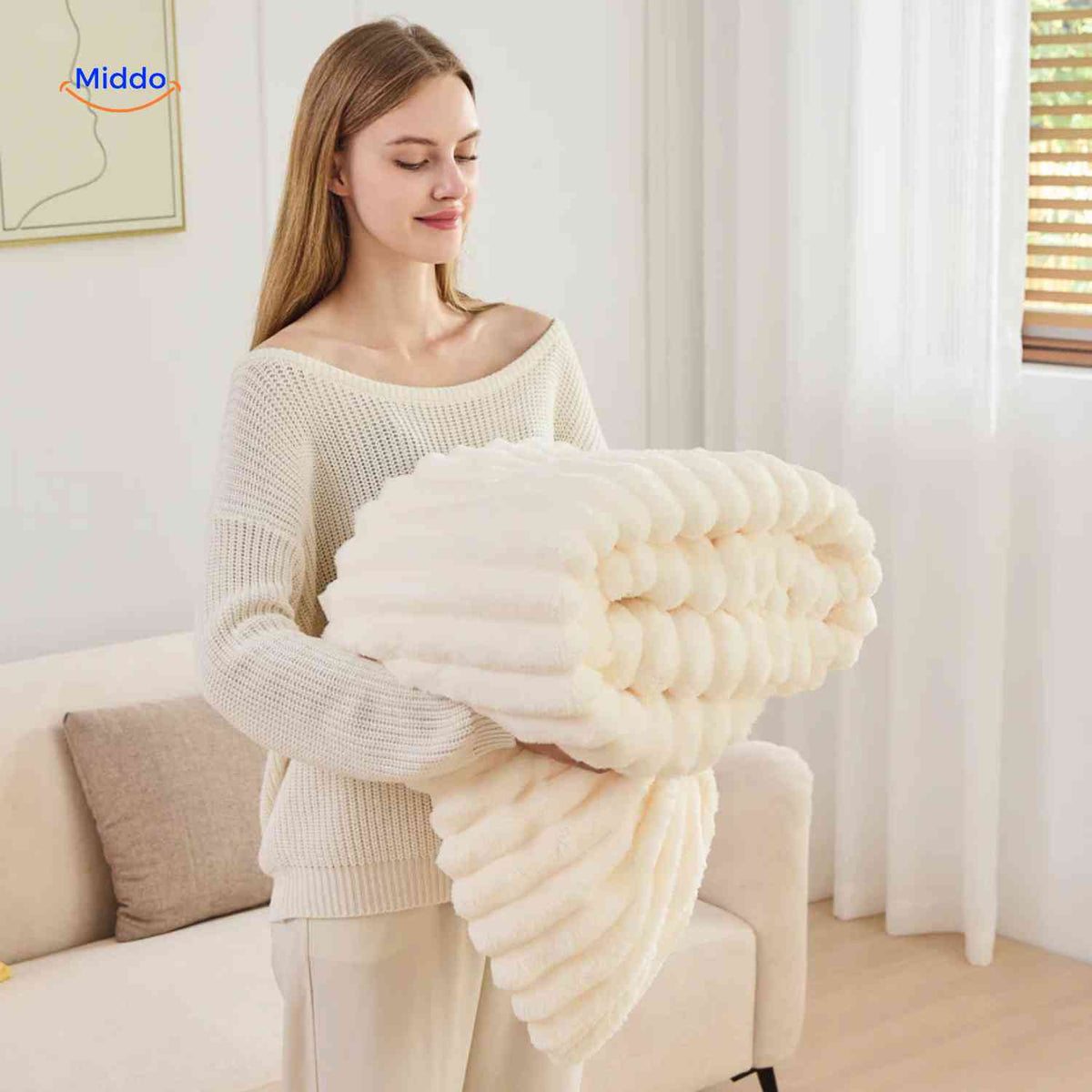 Mjuk pläd med breda ribbor och fluffig yta