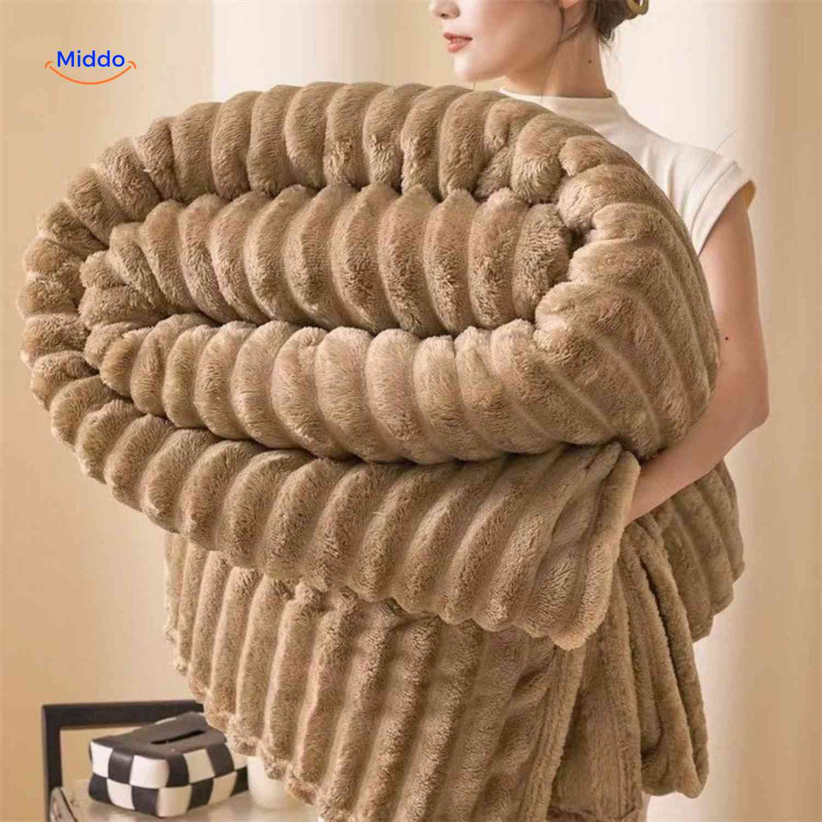 Mjuk pläd med breda ribbor och fluffig yta