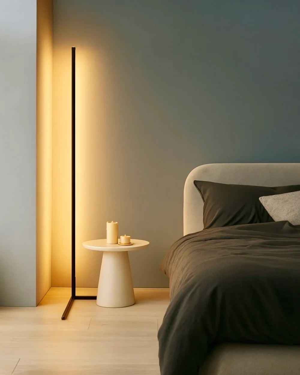 Smal svart golvlampa med linjär design i ett sovrum