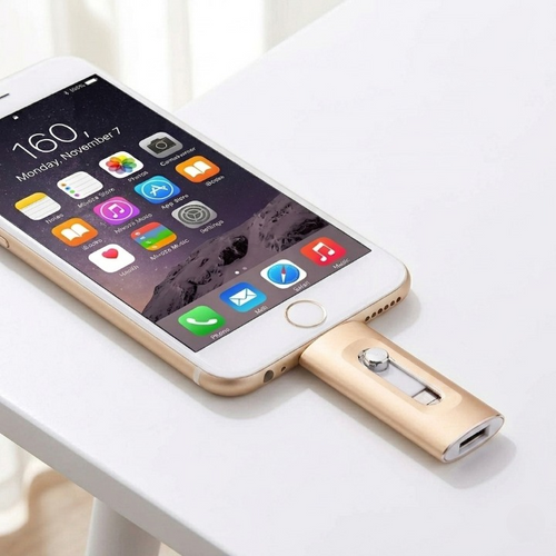3-i-1 USB-minne anslutet till en iPhone med vridbar konstruktion