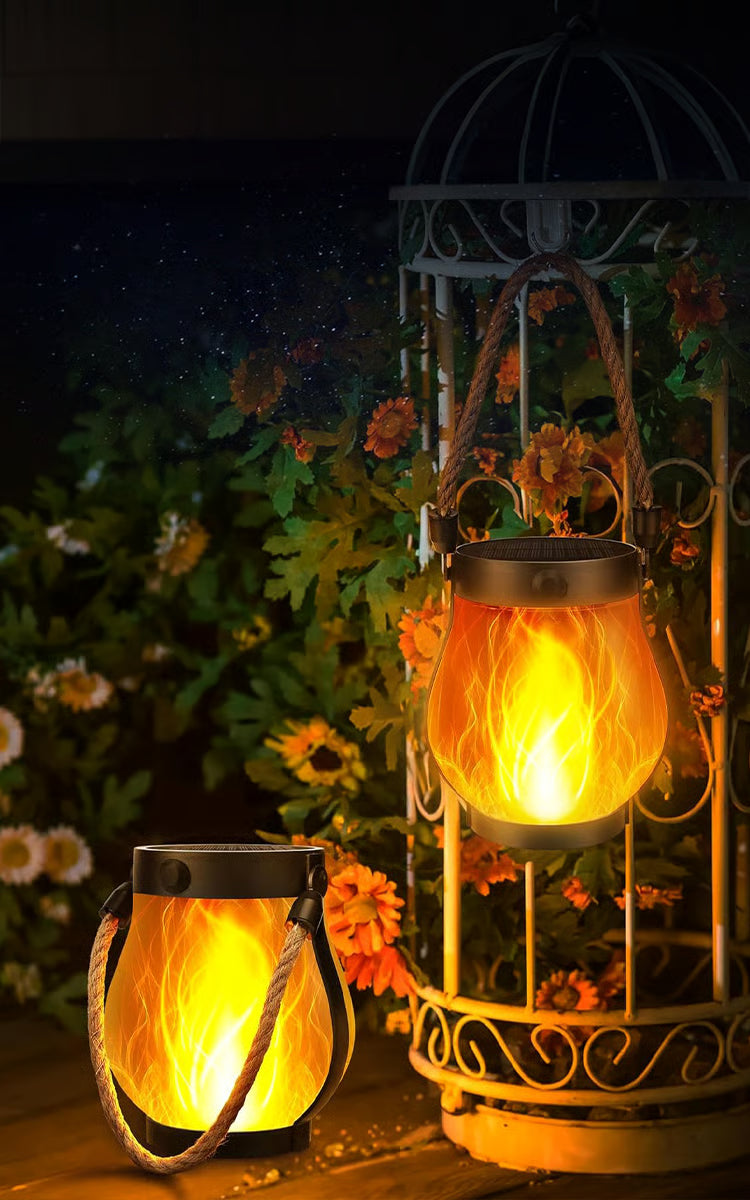 Svart solcellslykta med transparent lykthus, flammeffekt och repbåge