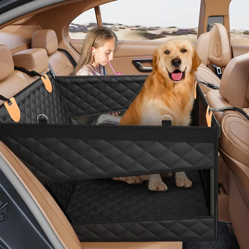 Hundbilsäte med stabil botten och nätpaneler i bilens baksäte