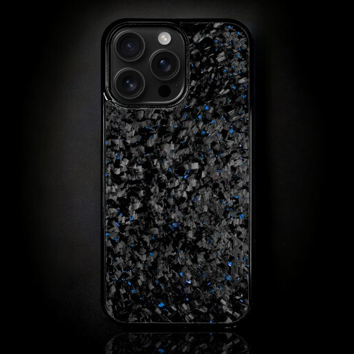 Svart iPhone-skal med oregelbundet kolfibermönster och blå detaljer