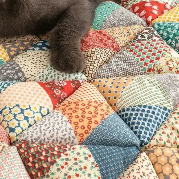 Quiltat sofföverdrag med färgglatt lapptäcksmönster