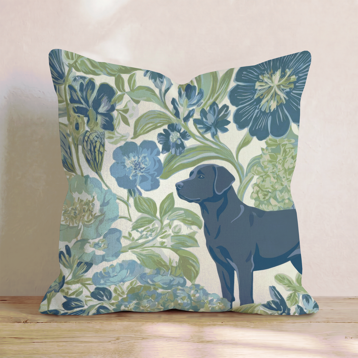 Fyrkantig dekorationskudde med labrador och blommigt motiv