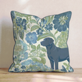 Fyrkantig dekorationskudde med labrador och blommigt motiv