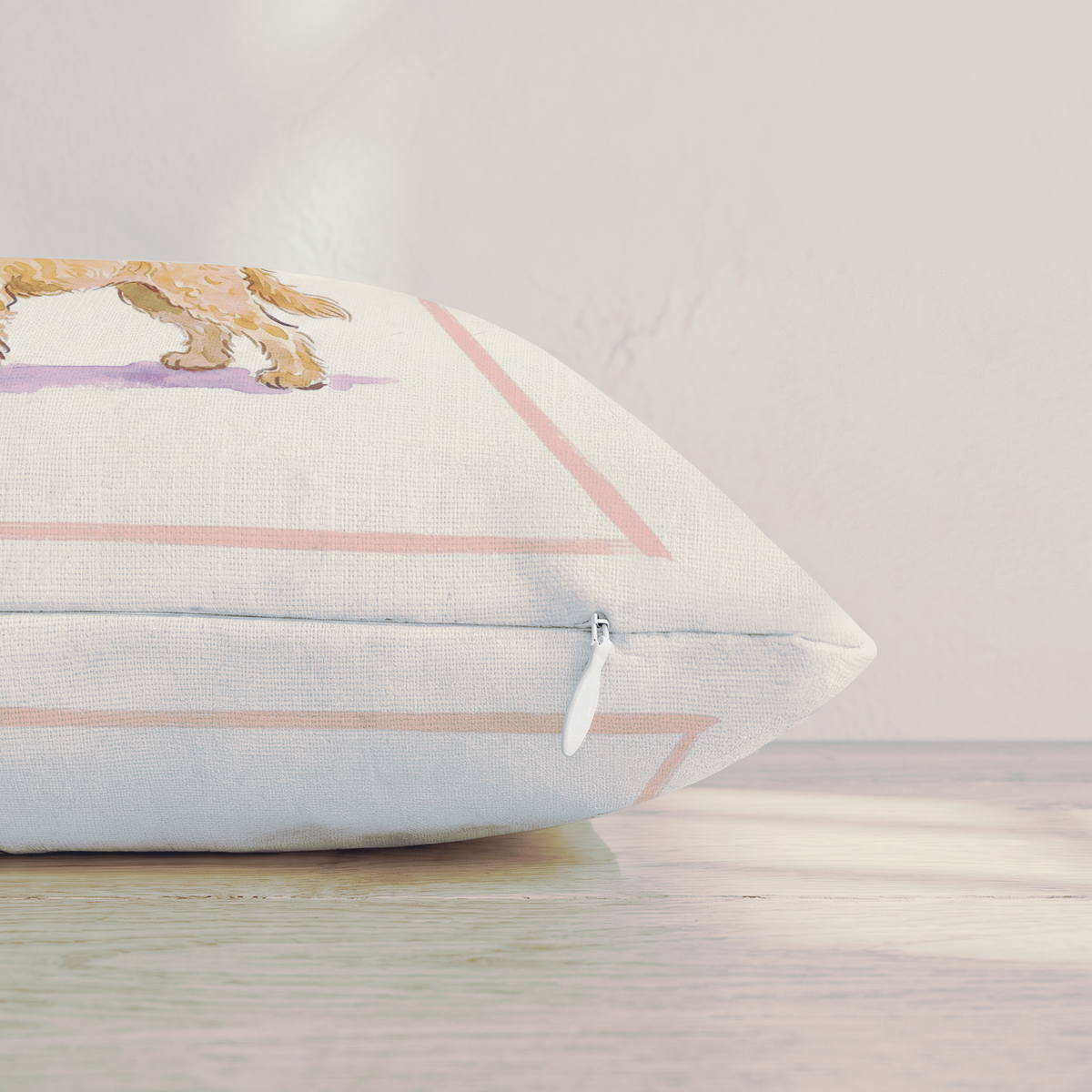 Ljus dekorativ kudde med illustrerad Goldendoodle och rosa beige kant