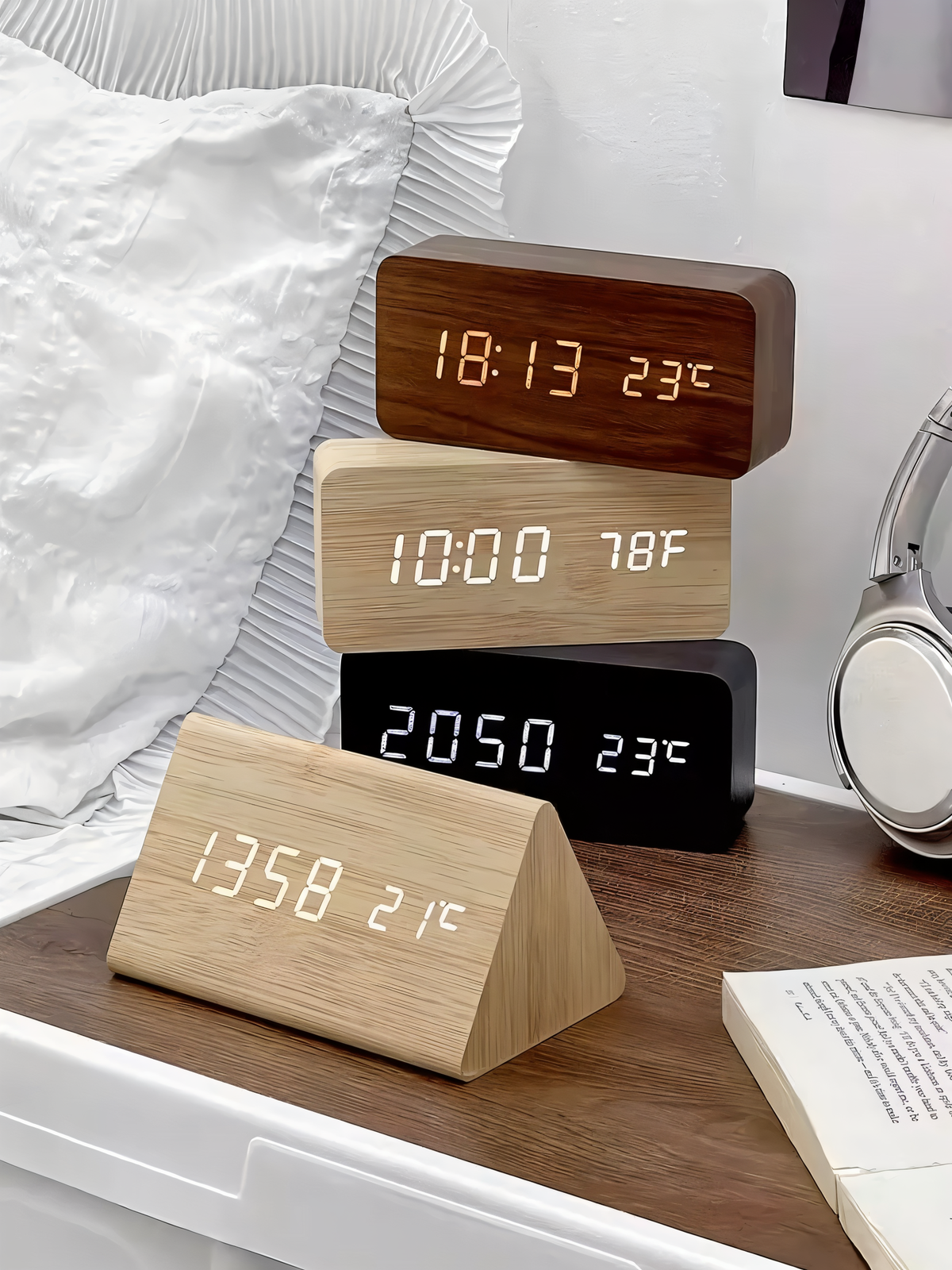 Digital väckarklocka med LED-display som visar tid och temperatur