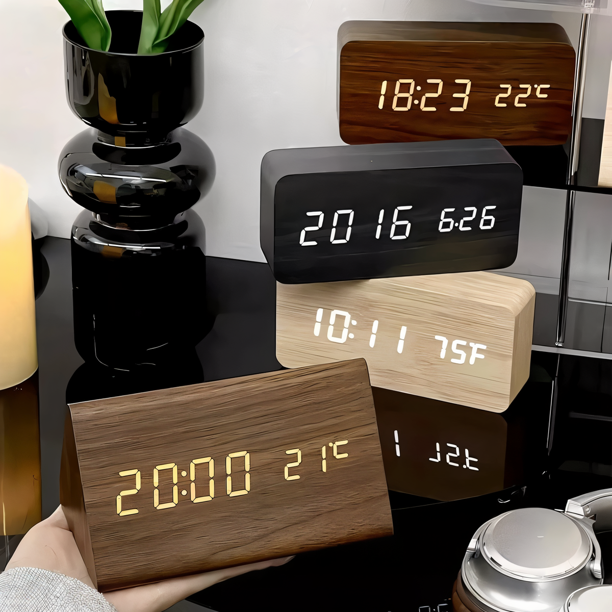 Digital väckarklocka med LED-display som visar tid och temperatur