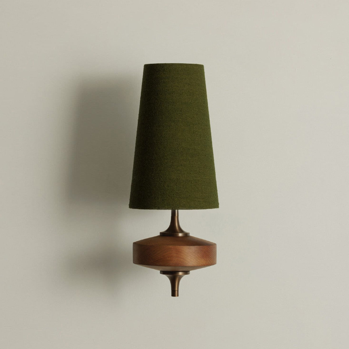 Vägglampa med konisk lampskärm, träeffekt och dekorativ metallstomme