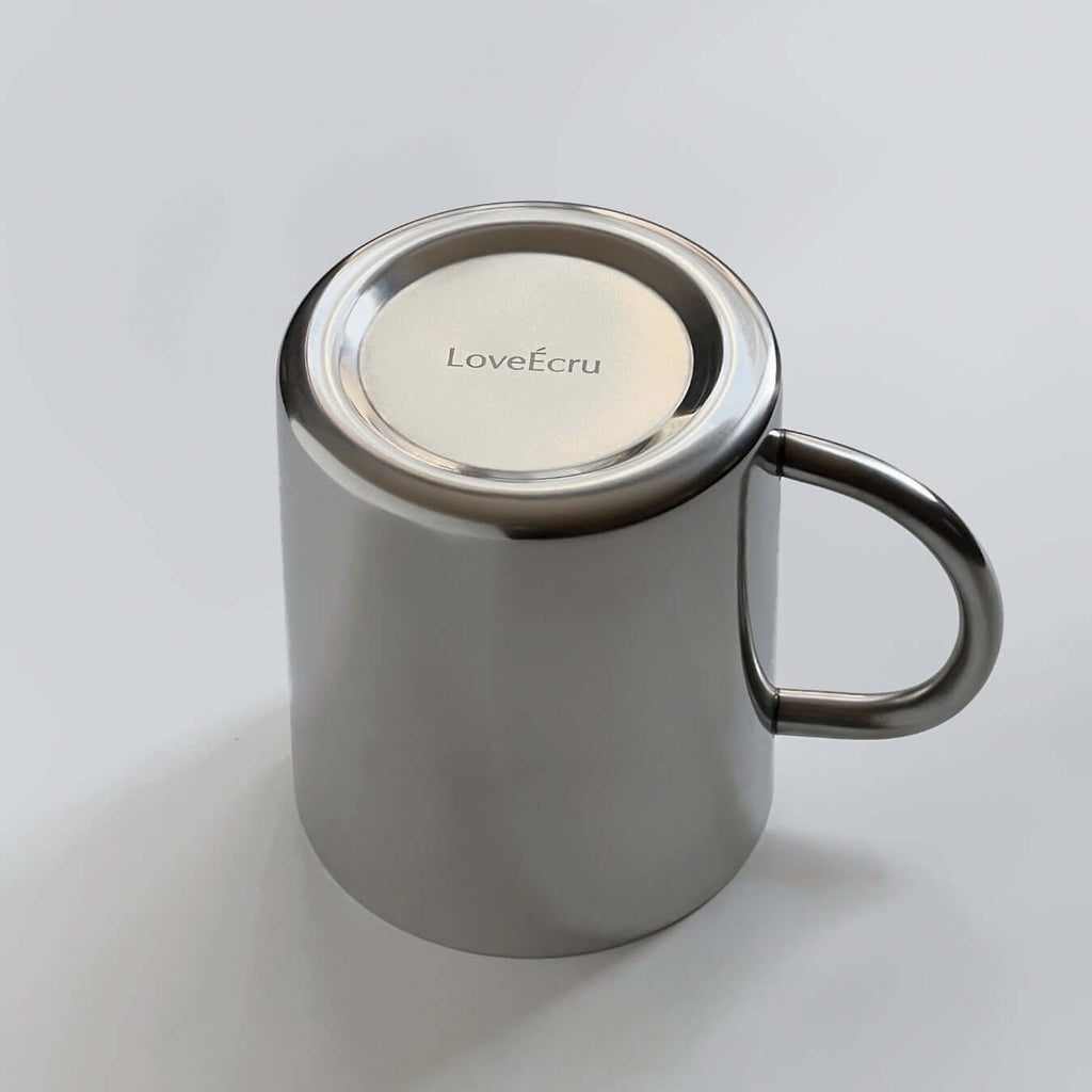 Blank silverfärgad kopp i rostfritt stål med dubbla väggar och handtag