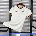 Vit fotbollströja med Spaniens emblem, två stjärnor och vinröda samt gula detaljer