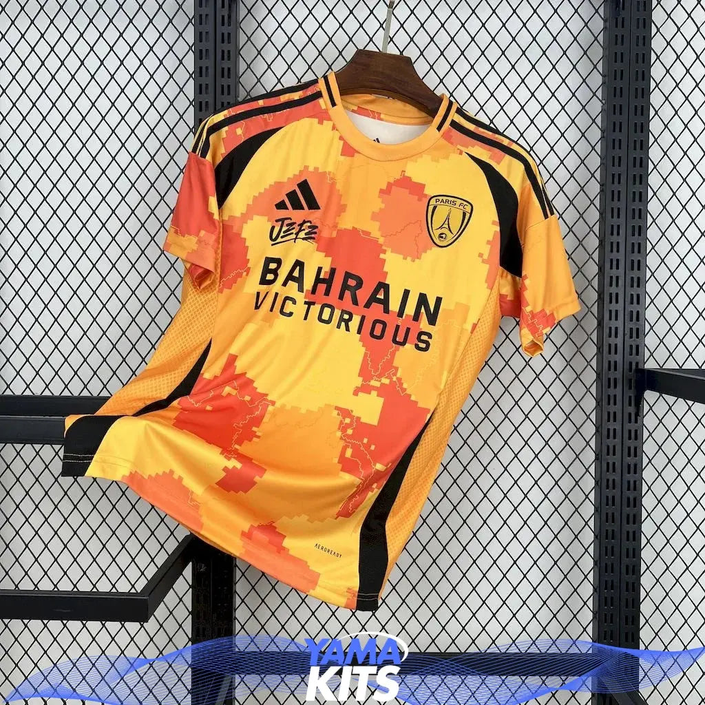 Gul Paris FC-fotbollströja med geometriskt mönster och svarta detaljer