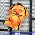 Gul Paris FC-fotbollströja med geometriskt mönster och svarta detaljer