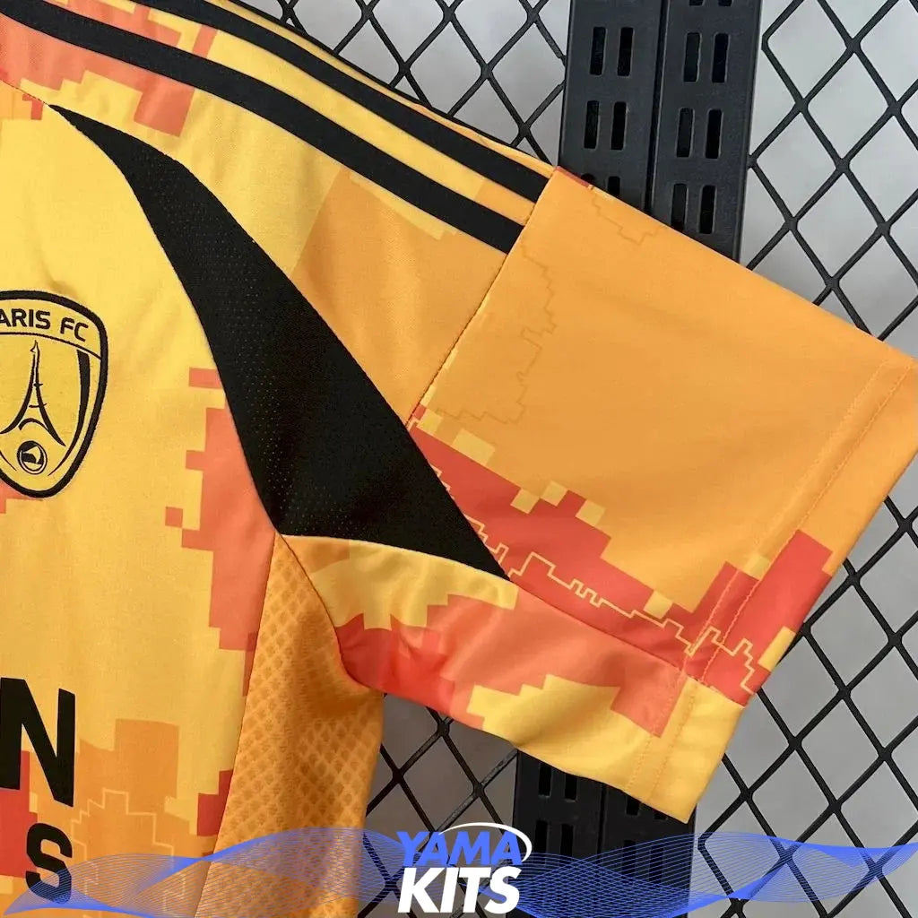 Gul Paris FC-fotbollströja med geometriskt mönster och svarta detaljer