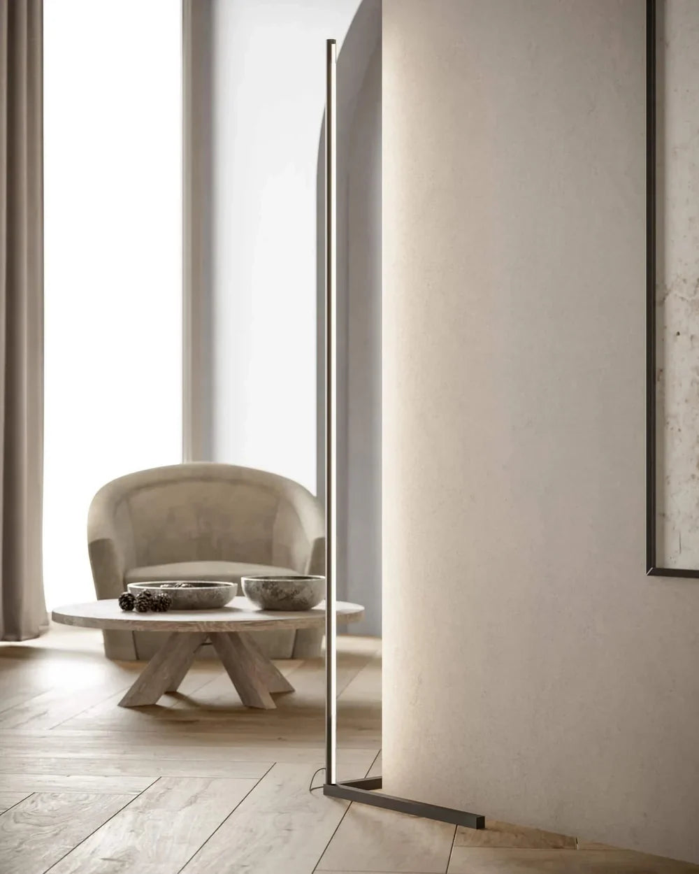 Smal svart golvlampa med linjär design i ett sovrum