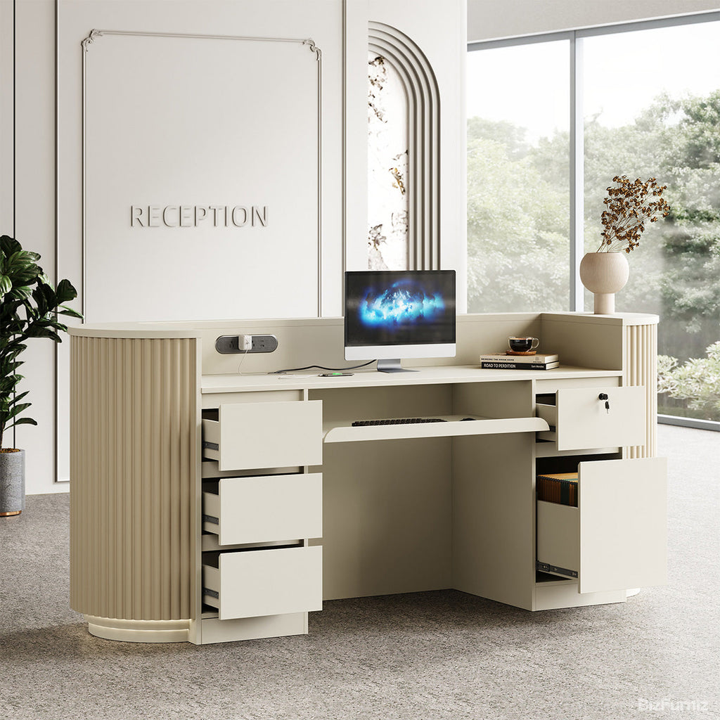 Beige receptionsdisk med ribbad front, rundade sidor och ljus bänkskiva