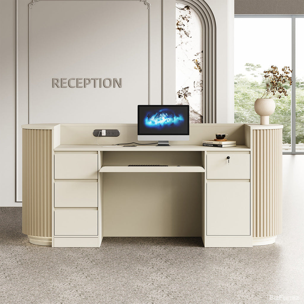Beige receptionsdisk med ribbad front, rundade sidor och ljus bänkskiva