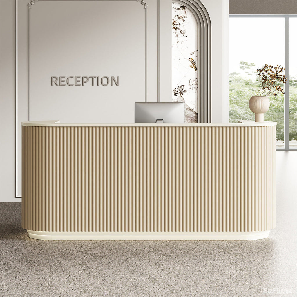 Beige receptionsdisk med ribbad front, rundade sidor och ljus bänkskiva