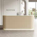 Beige receptionsdisk med ribbad front, rundade sidor och ljus bänkskiva