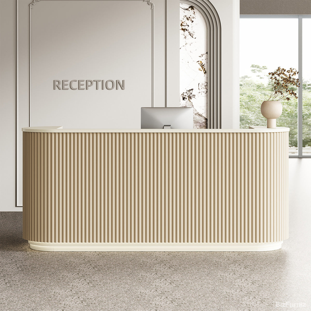 Beige receptionsdisk med ribbad front, rundade sidor och ljus bänkskiva