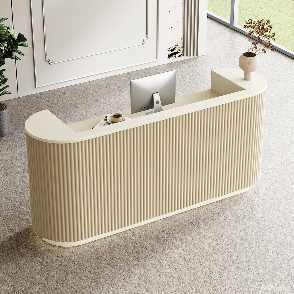 Beige receptionsdisk med ribbad front, rundade sidor och ljus bänkskiva