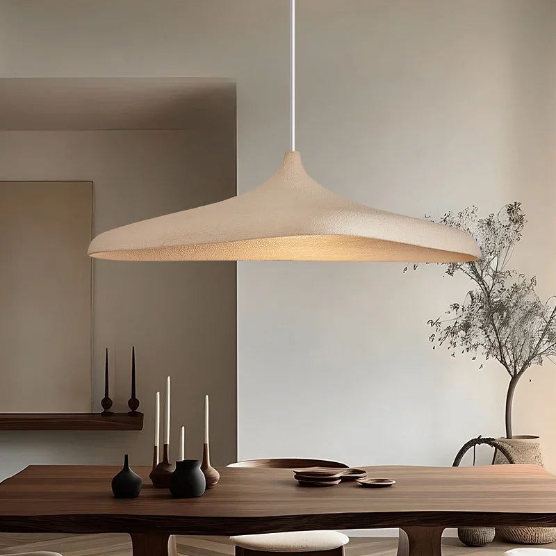 Pendellampa med LED och bred mjukt formad skärm